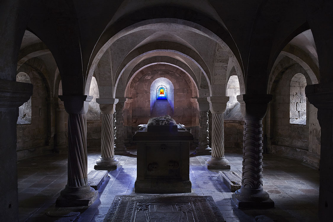 Erika Lagrbielke Glaskonstverket Hopp för altarplatsen i kryptan i Lunds domkyrka med anledning av 900-årsjubileet 2023