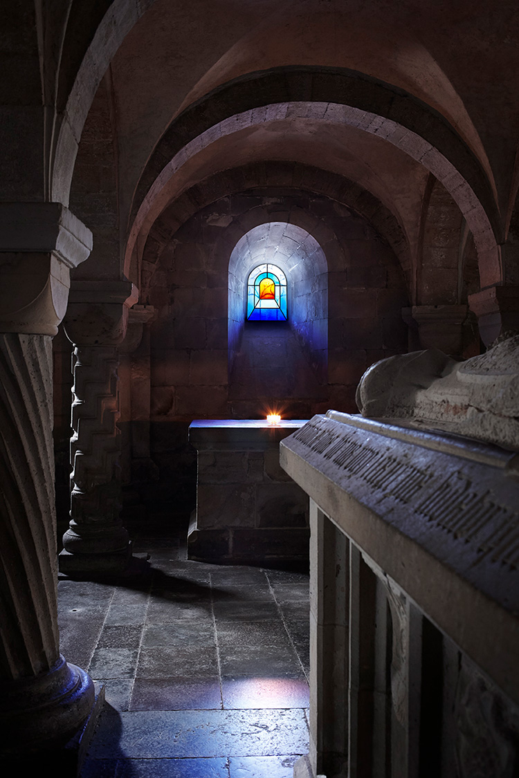 Erika Lagrbielke Glaskonstverket Hopp för altarplatsen i kryptan i Lunds domkyrka med anledning av 900-årsjubileet 2023