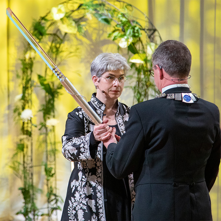 Ceremonistavens överlämnande till rektor Peter Aronsson