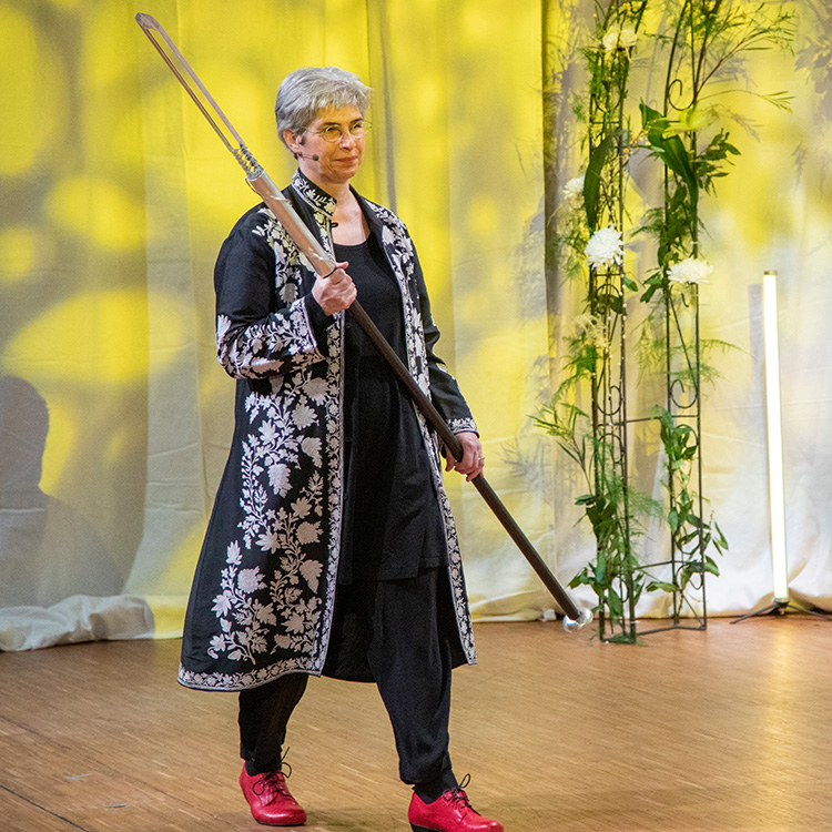 Erika Lagrbielke med Linnéuniversitetets ceremonistav